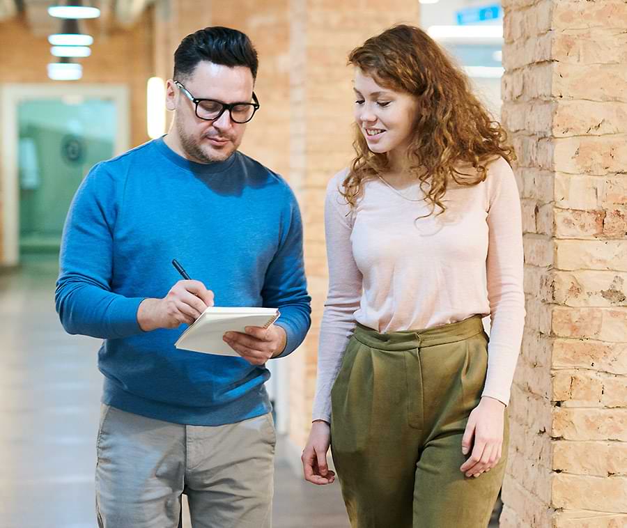 Ondernemer en medewerker overleggen samen