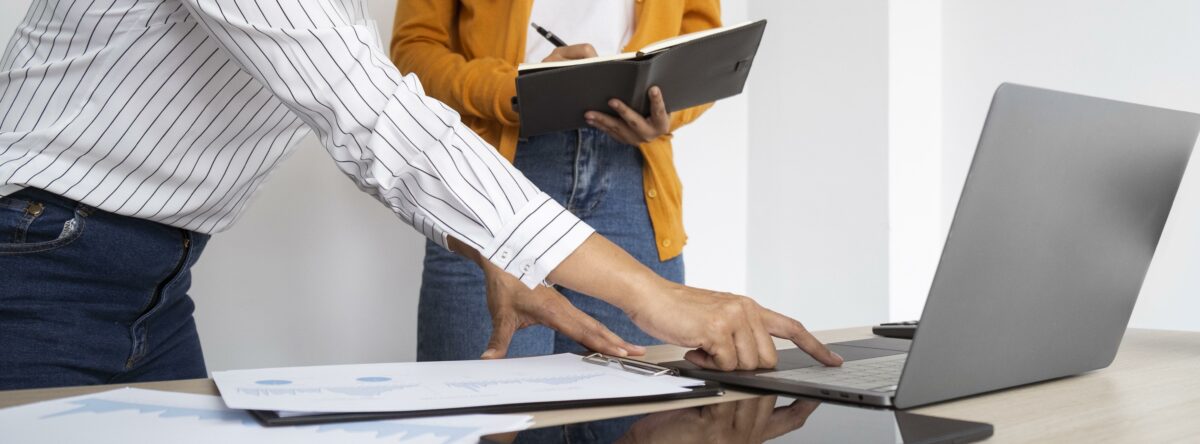 Collega's nemen samen de administratie door